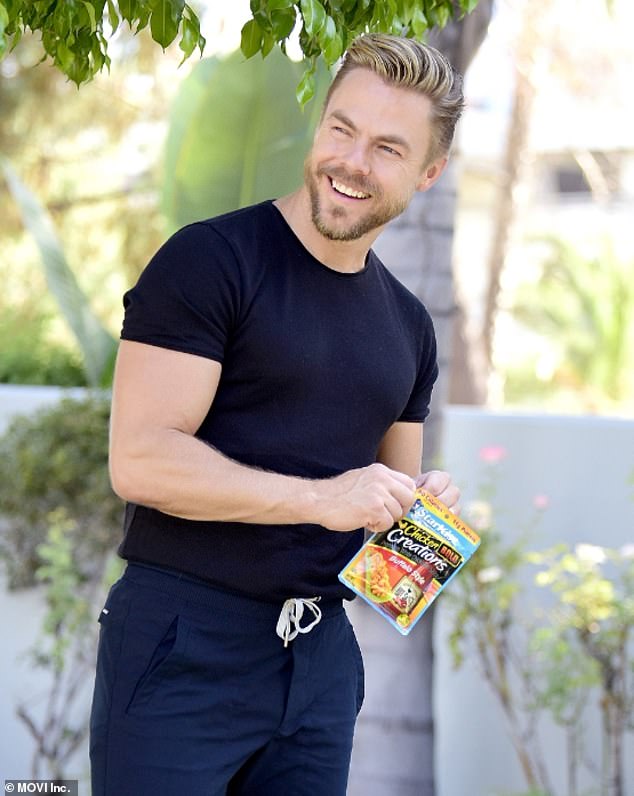 The TV star, who is always on the lookout for healthy snacks, held a bag of Starkist protein