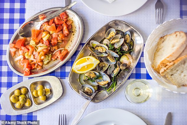 The benefits of a Mediterranean diet are already well-known, as it reduces the risk of heart attack, stroke and other conditions. Now, however, it has been shown that people feel less anxious and stressed when they stick to meals rich in fruits, vegetables, whole grains and olive oil.