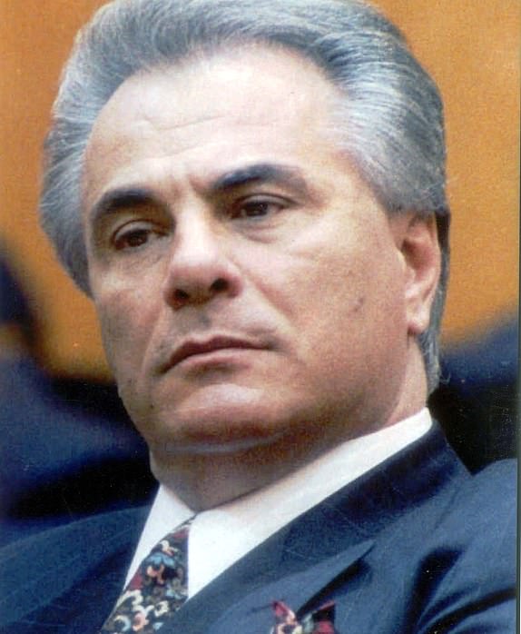 **THIS IMAGE HAS NOT YET BEEN INDEXED BY THE LIBRARY. IF IN DOUBT ABOUT COPYRIGHT, CAPTIONS OR COMPENSATION, PLEASE CONTACT THE LIBRARY OR THE PHOTO DESK ** Pkt 1249 - 43002JOHN GOTTIJANUARY 1990GOTTI PRISON ATTACK MYSTERYJailed crime boss John Gotti (above) has been badly beaten by a fellow inmate, an American newspaper reported yesterday. It said the boss of the Gambino crime family, who was serving life without parole for murder and extortion, was attacked after an altercation with a black inmate. Gotti's attorney denied the attack at Marion Prison, Illinois.John Gotti, pictured in this January 1990 photo, was brutally beaten in the recreation area of ​​the U.S. Penitentiary in Marion, Ill., the New York Daily News reported Tuesday, Aug. 20, 1996. Gotti's attorney denied the report. The newspaper said the attack occurred last month after an altercation with a black inmate, citing an unnamed police officer...GANGSTERS