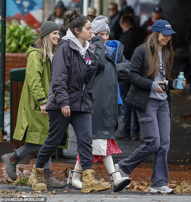 An unrecognizable Phoebe Dynevor, star of the streamer's mega-hit Bridgerton, was photographed in Melbourne over the weekend. Seen 2R