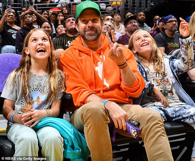 Jason Sudeikis, 48, was spotted sitting courtside as a father with his children at the Crypto.Com Arena in Los Angeles, California on Wednesday