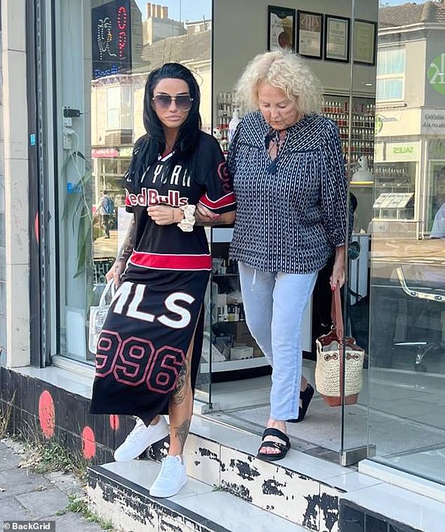 The former glamour model spent quality time with her Amy after revealing she has quit vaping because it is 'disrespectful' to her mother, as she battles idiopathic pulmonary fibrosis, a terminal lung disease