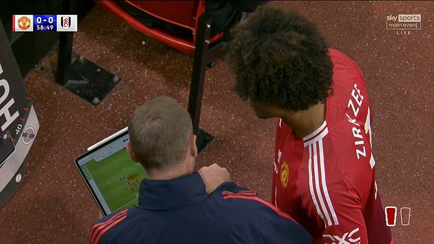 Manchester United's tactics were shown on Sky Sport as Joshua Zirzkee was about to come on