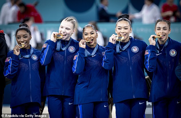 Simone Biles (left), Jordan Chiles (center), Jade Carey (2nd left), Sunisa Lee (2nd right) and Healy Rivera