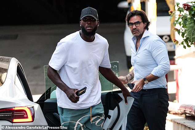 Lukaku arrives at Hotel Parker's in Napoli with his agent ahead of his transfer announcement