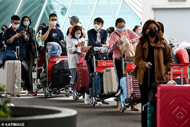 Smart Traveller website issues bird flu warning to Aussies heading