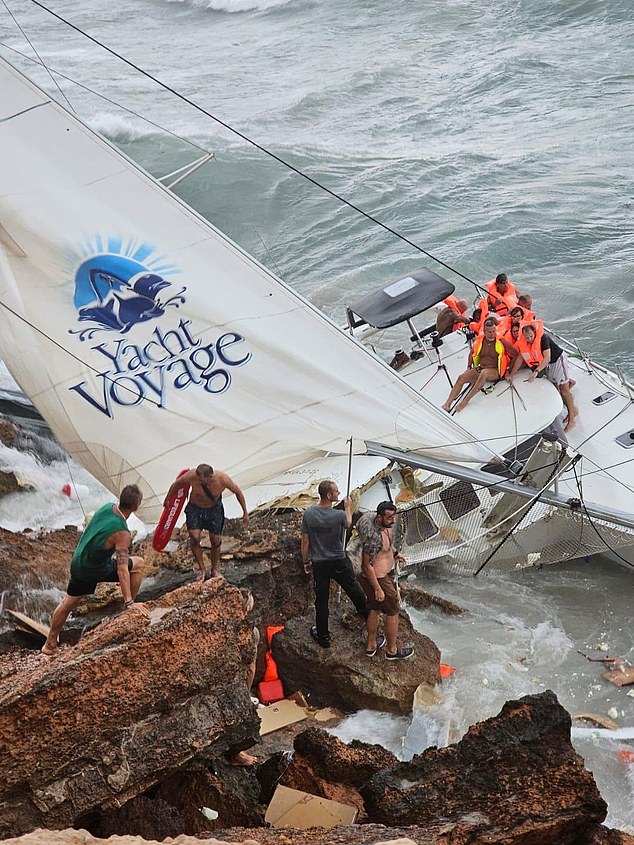 Eight people were injured when a yacht crashed into rocks in Cala Saona on Formentera, Spain