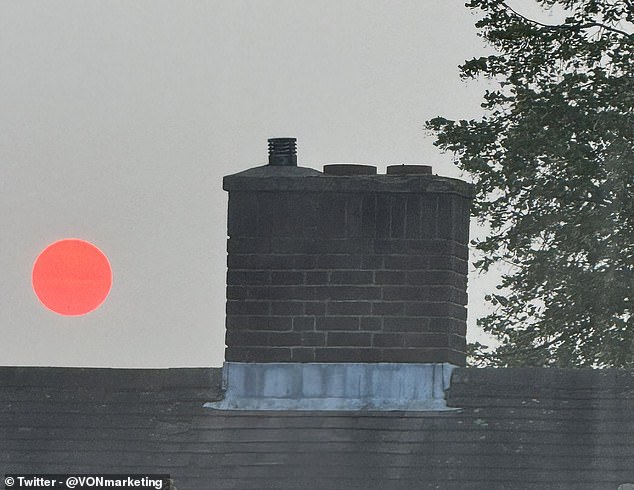 These images of the red sun were caused by the accumulation of smoke particles from North American wildfires in the upper atmosphere, as shown here in Manchester.