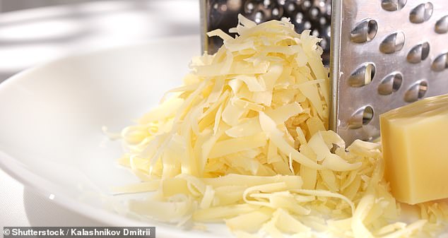 Some health experts have suggested washing pre-sliced ​​cheese before eating it to remove any additives