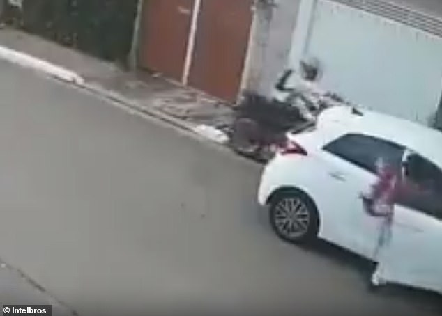 A suspect who showed up on his motorcycle was shot dead after he tried to rob an off-duty police officer and his wife in São Paulo, Brazil, on Saturday.