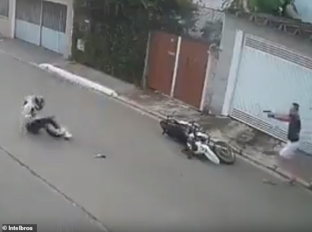 The 28-year-old off-duty São Paulo State Military Police officer (right) points his weapon at the suspect, who later died in a nearby hospital