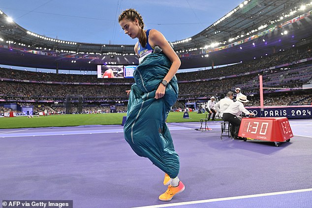 Ukrainian high jumper Yaroslava Mahuchikh wrapped herself in a sleeping bag between jumps at the Paris Olympics