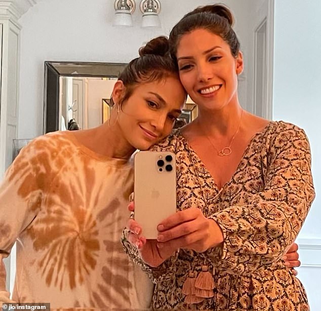 JLo also leaned in for a selfie taken by her sister Lynda