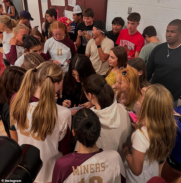 Selena happily signed autographs and posed for photos with the students and teachers