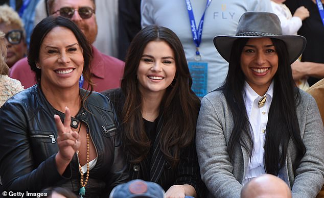 She took the time to sign autographs and pose for selfies, while she was joined by her Emilia Pérez colleagues Karla Sofia Gascon and Adriana Paz