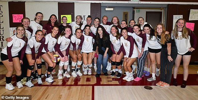 Selena posed for a group photo with the entire team