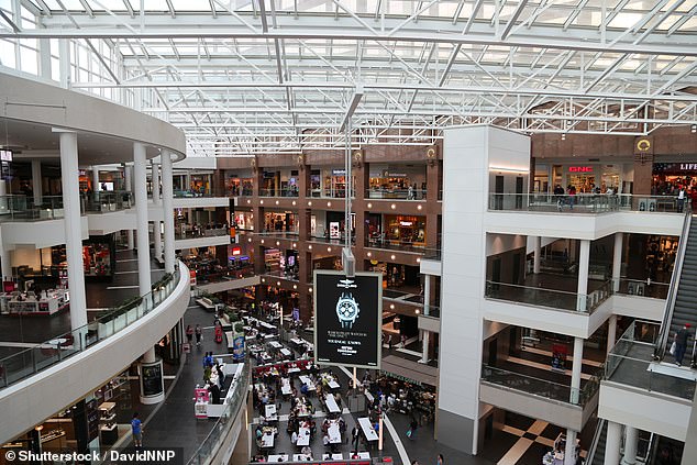 Police on scene after a robbery at the Fashion Centre in Pentagon City (photo)