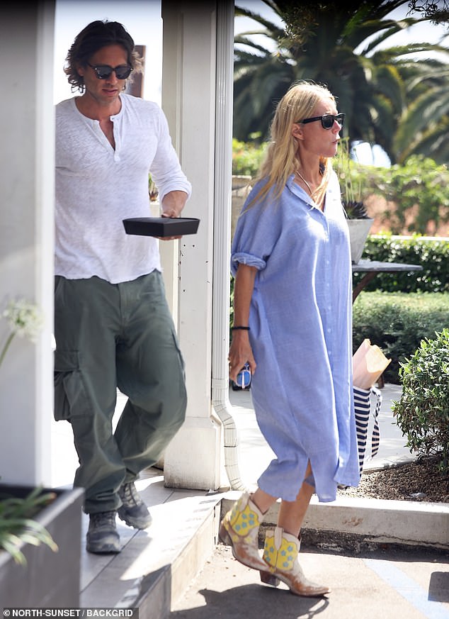 The 51-year-old Oscar-winning actress, who has scaled back her acting commitments in recent years, exuded effortless style in a relaxed outfit during the couple's outing in Santa Barbara on Sunday