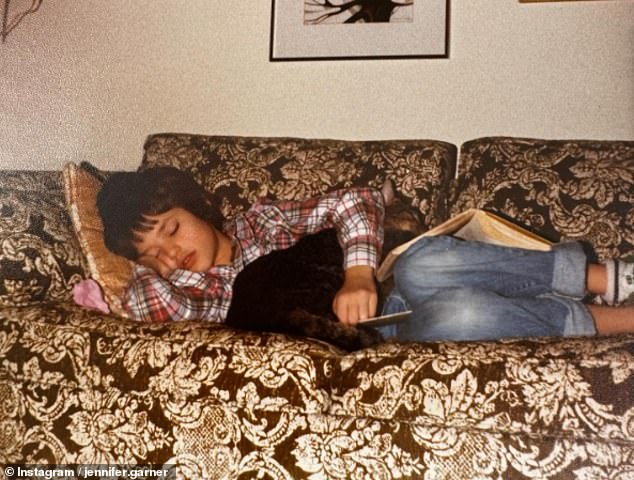 To kick off the long Labor Day weekend, Garner shared an old snap of herself as a seven- or eight-year-old napping with her cat in the late 1970s