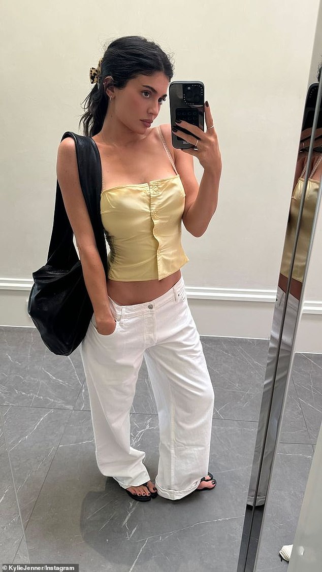 The makeup expert showed off inches of her toned waist in a light yellow tank top