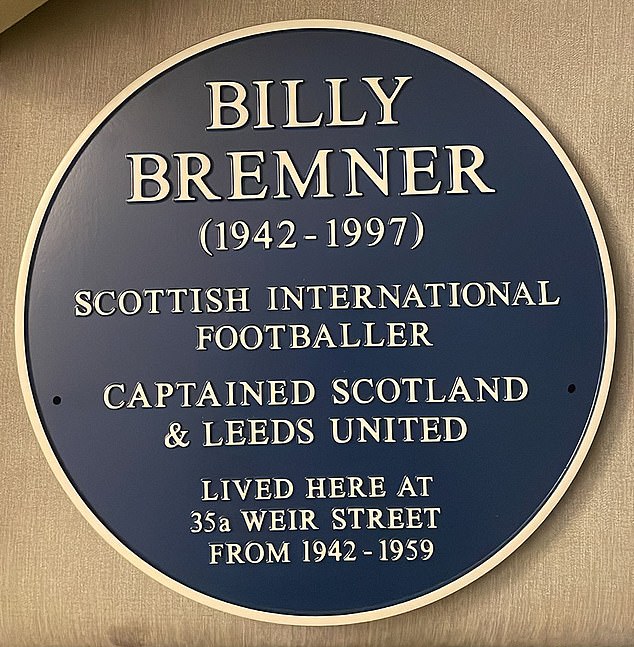 The plaque will be unveiled in Weir Street in Raploch, where Bremner grew up