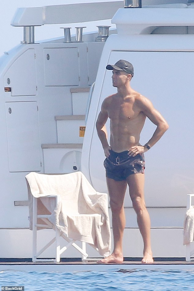 1725449448 734 Georgina Rodriguez cheekily grabs her bottom in front of Cristiano