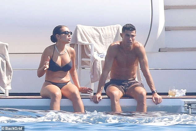 1725449464 790 Georgina Rodriguez cheekily grabs her bottom in front of Cristiano