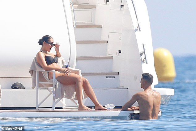 1725449467 0 Georgina Rodriguez cheekily grabs her bottom in front of Cristiano