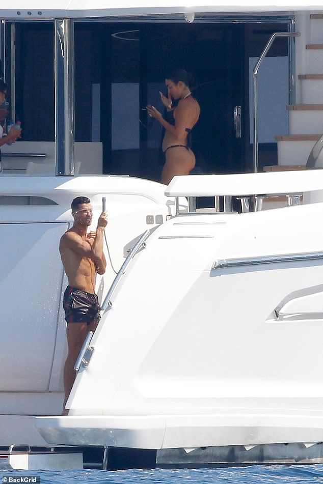 1725449475 443 Georgina Rodriguez cheekily grabs her bottom in front of Cristiano