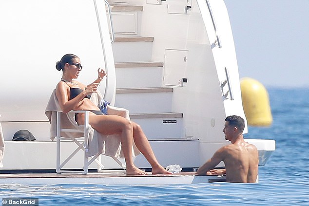 1725449481 614 Georgina Rodriguez cheekily grabs her bottom in front of Cristiano