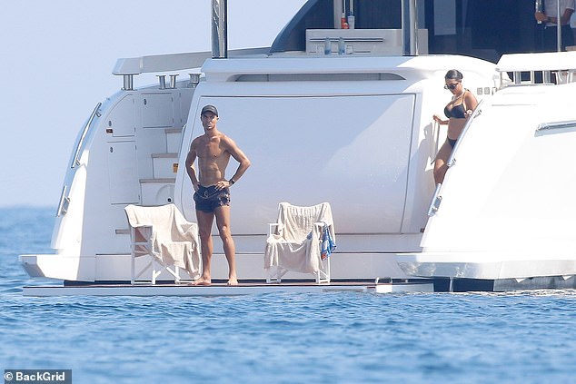 1725449486 234 Georgina Rodriguez cheekily grabs her bottom in front of Cristiano