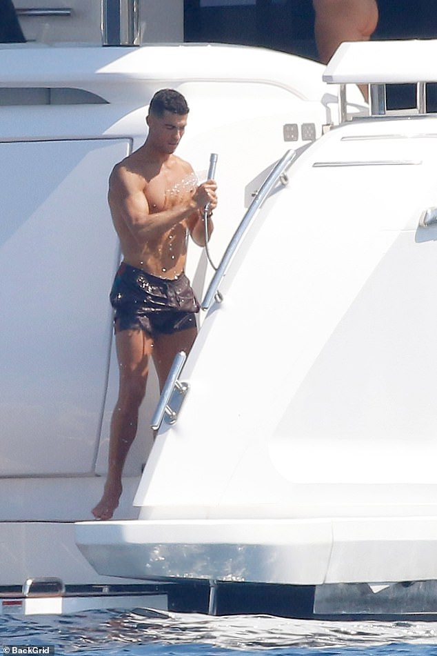 1725449490 829 Georgina Rodriguez cheekily grabs her bottom in front of Cristiano