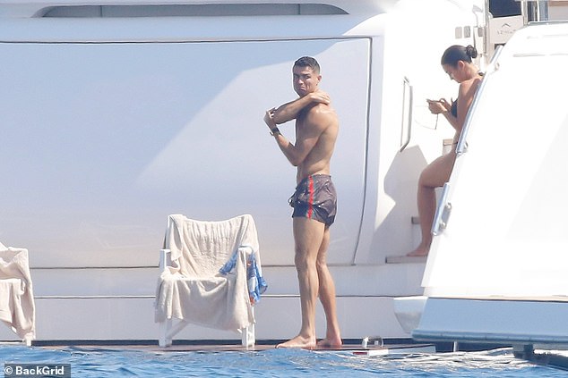 1725449493 532 Georgina Rodriguez cheekily grabs her bottom in front of Cristiano