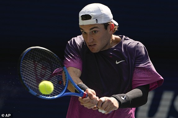 Jack Draper of Great Britain returns a blow to Alex de Minaur of Australia during the quarterfinals of the US Open tennis championship, Wednesday, Sept. 4, 2024, in New York. (AP Photo/Pamela Smith)