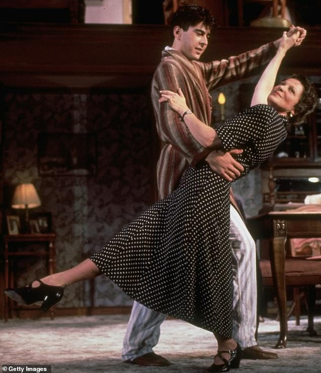 In 1987, the year after Alice ended, Linda won a Tony Award for her role in Neil Simon's play Broadway Bound, in which she is pictured with Jonathan Silverman