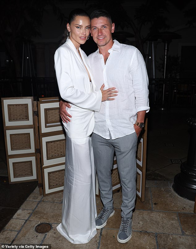 She was accompanied to the premiere by her boyfriend André Lemmers, who wore a white linen shirt, gray pants and gray sneakers