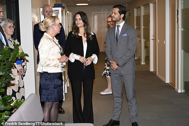 During the visit, Sofia listened attentively as she spoke with Christina Malm, Director General of the Agency, at the conscription centre