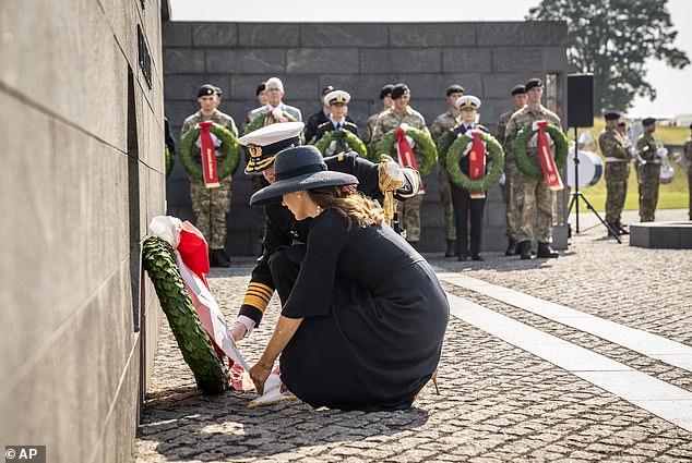 Mary went to the military headquarters Kastellet, where she and her husband took part in the traditional wreath-laying ceremony for Danish soldiers abroad