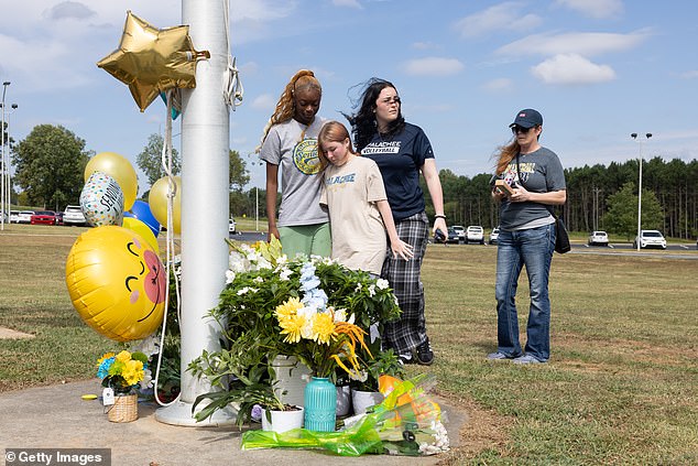 On Thursday, large numbers of sad students came to the school grounds to mourn the tragedy