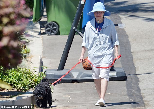 Glasses were seen around her neck while she wore a blue bucket hat