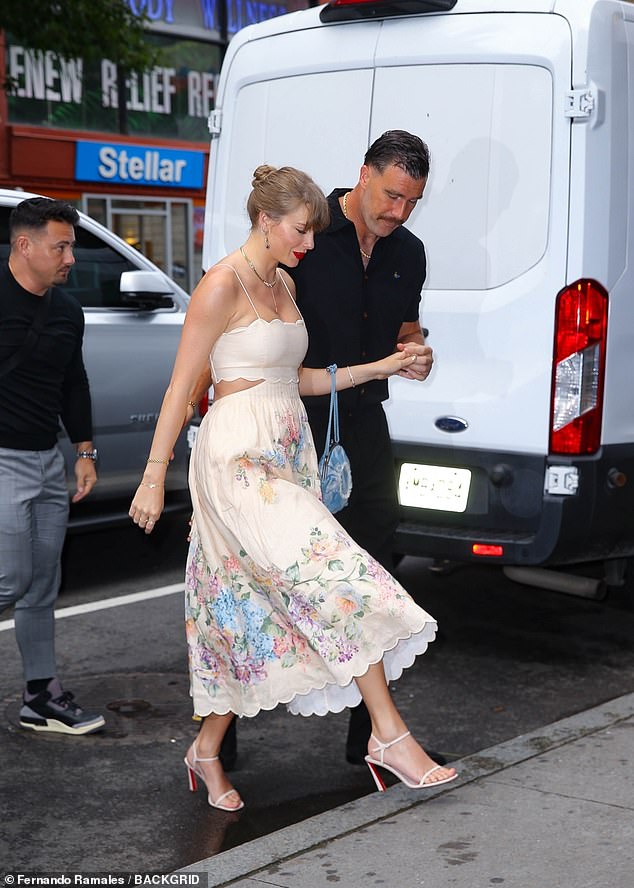 Taylor paired her elegant outfit with strappy beige heels