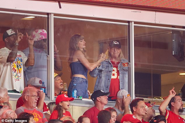 Taylor Swift wore a suite next to Travis Kelce's mother during the win over the Baltimore Ravens