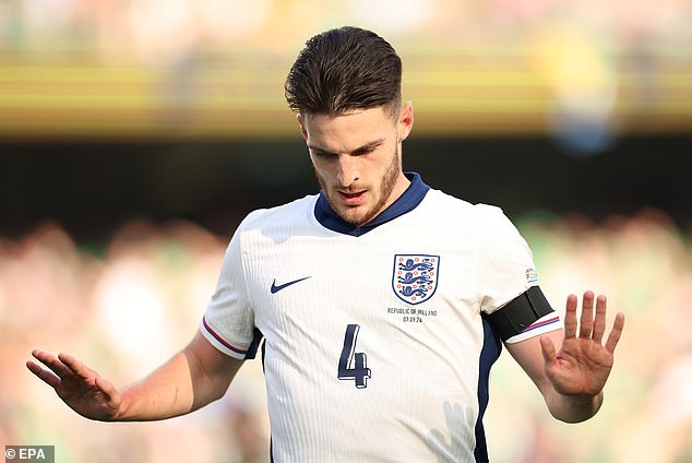 Alexander-Arnold looked up, surveyed the landscape and then executed an unerring 50-yard pass to Anthony Gordon, eventually leading to Declan Rice opening the scoring.