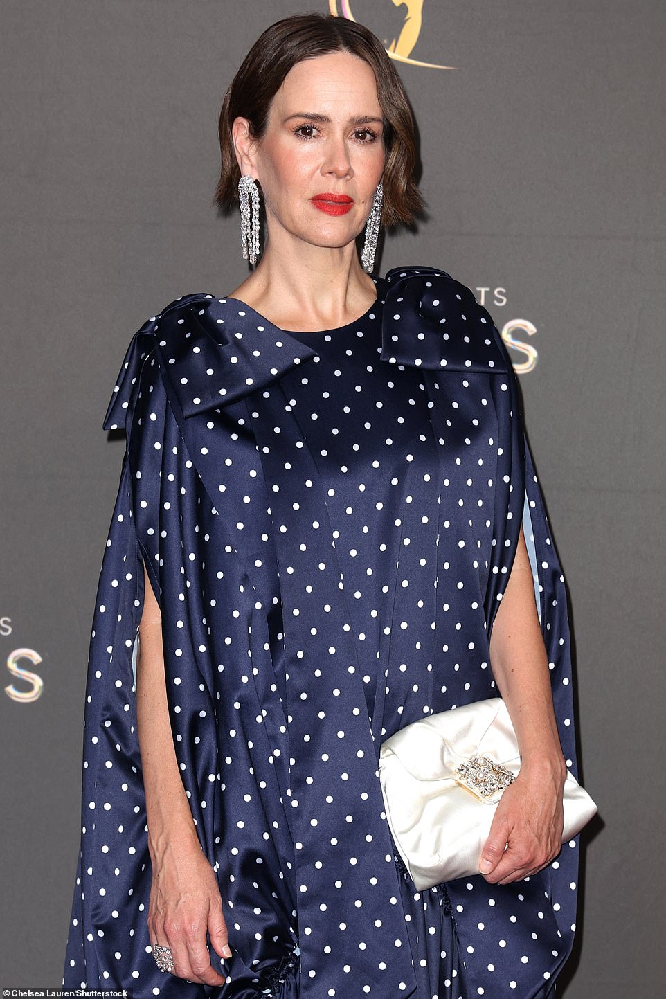 Sarah, 49, a former cast member of American Horror Story, exuded refined elegance in a navy blue dress adorned with white polka dots