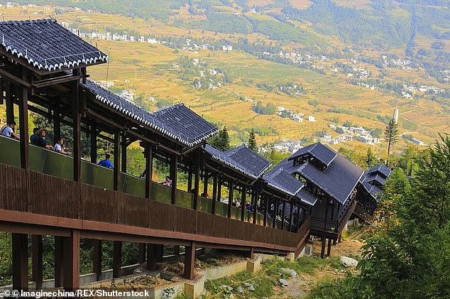 1725886694 692 Pictured The giant escalators that China installed to save tourists