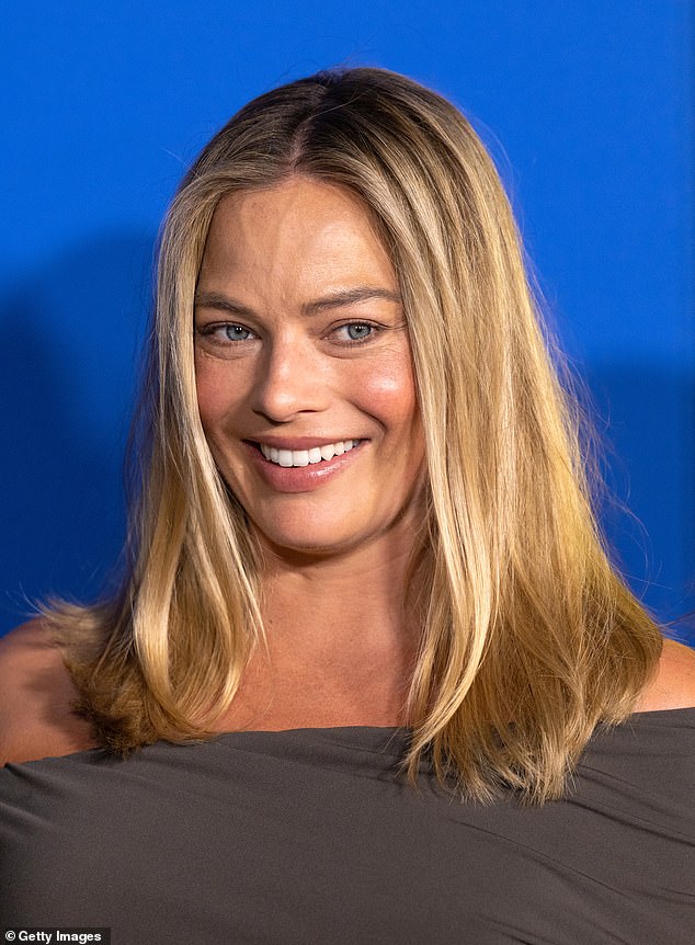 Margot let her signature blonde locks loose and showed off her natural beauty with a neutral makeup palette at the event