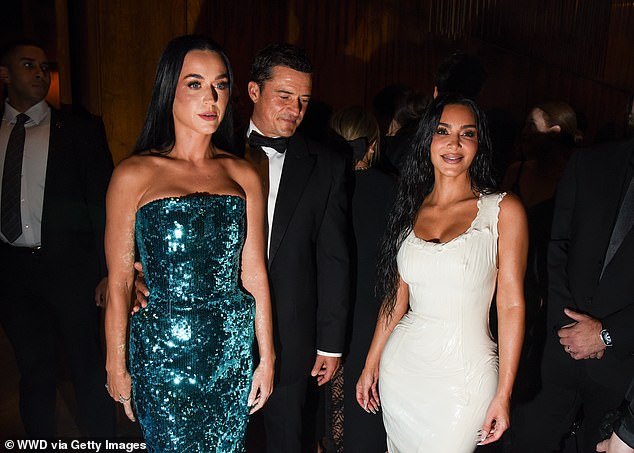 While posing with his fiancée Katy and Kim, Orlando Bloom enjoyed a cheeky dance on the star's famous peachy backside