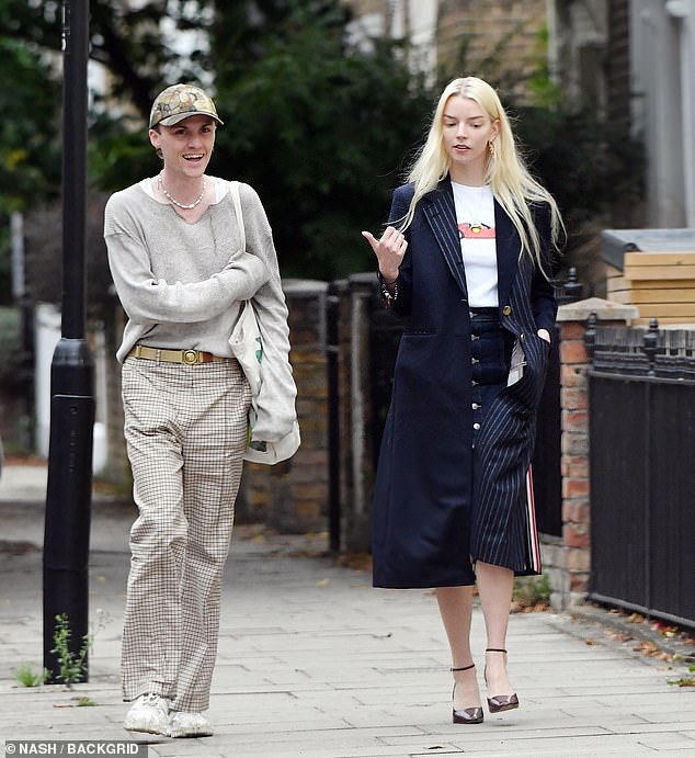 Anya seemed in good spirits as she chatted with Logi, who wore a gray sweater, checked pants and white sneakers for the outing