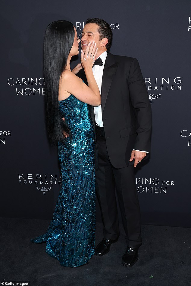 Despite the humorous moment, Katy and Orlando were in love and affectionate on the red carpet