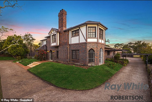 It was built in 1988 and sits on a 2,577 m2 plot of land, which was originally 9,900 m2. In 2022, the residence was sold to a developer for a whopping $17.25 million, but it is believed that this deal fell through